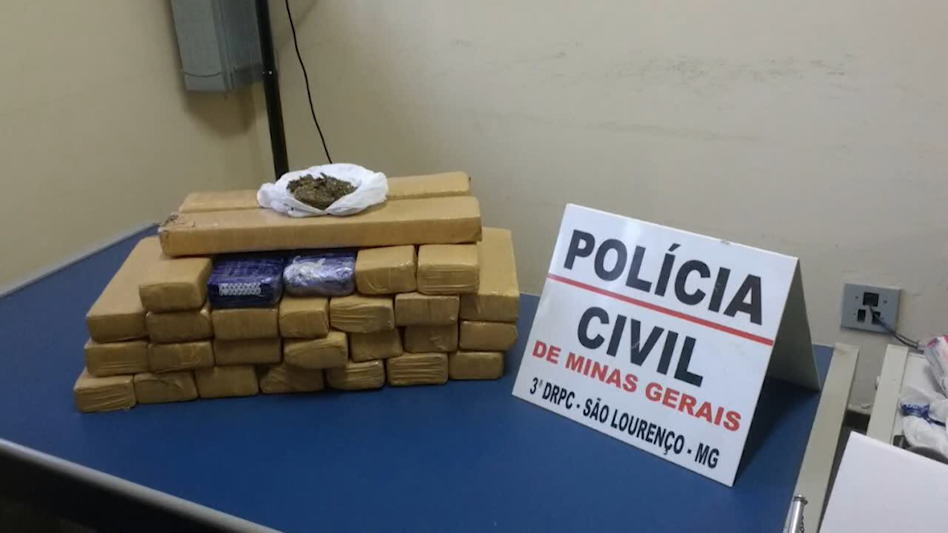 Droga no armário: PM apreende 17 kg de maconha